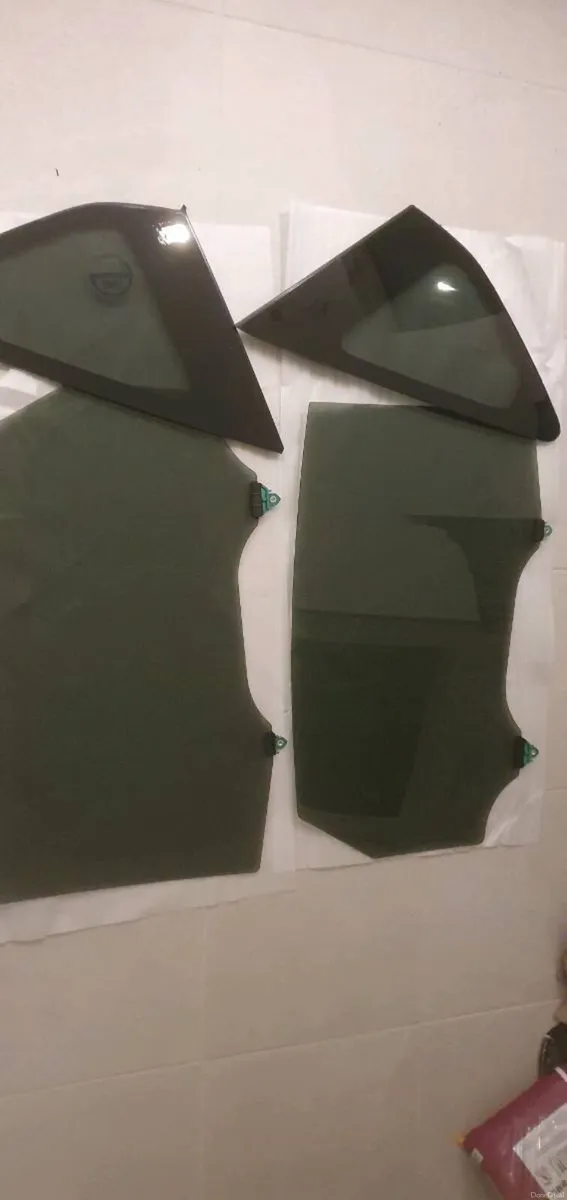 Toyota prius alpha tinted windows glass rear l/r - Image 1