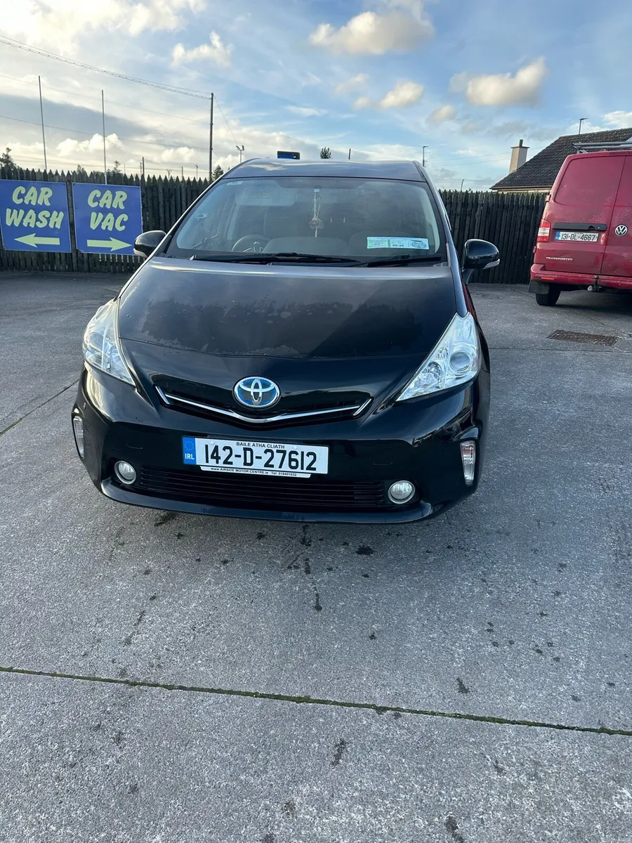 Toyota Prius Alpha - Image 3