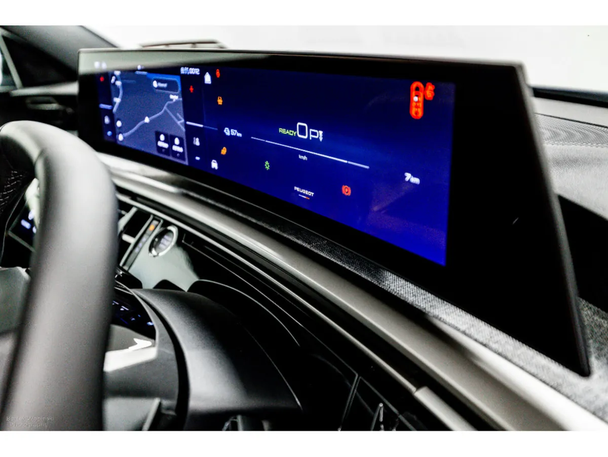 Peugeot 5008 E-Allure 72kWh 210HP - 7 Seats - Image 4