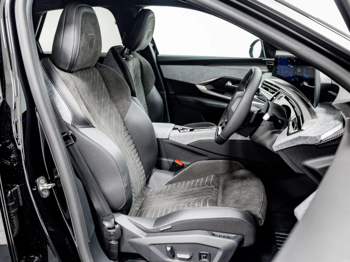 Peugeot 3008 E-GT Exclusive 72kWh 210HP - Image 3