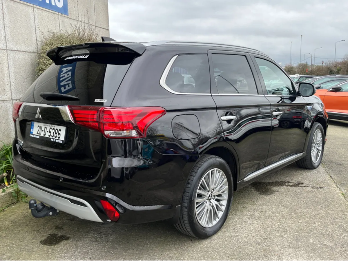Mitsubishi Outlander INSTYLE 2.4 PLUG IN PETROL HY - Image 4