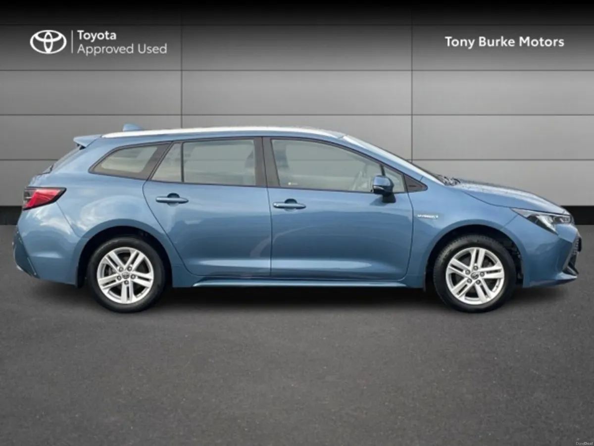 Toyota Corolla Tourer - Luna Edition - 1.8 Hybrid - Image 3