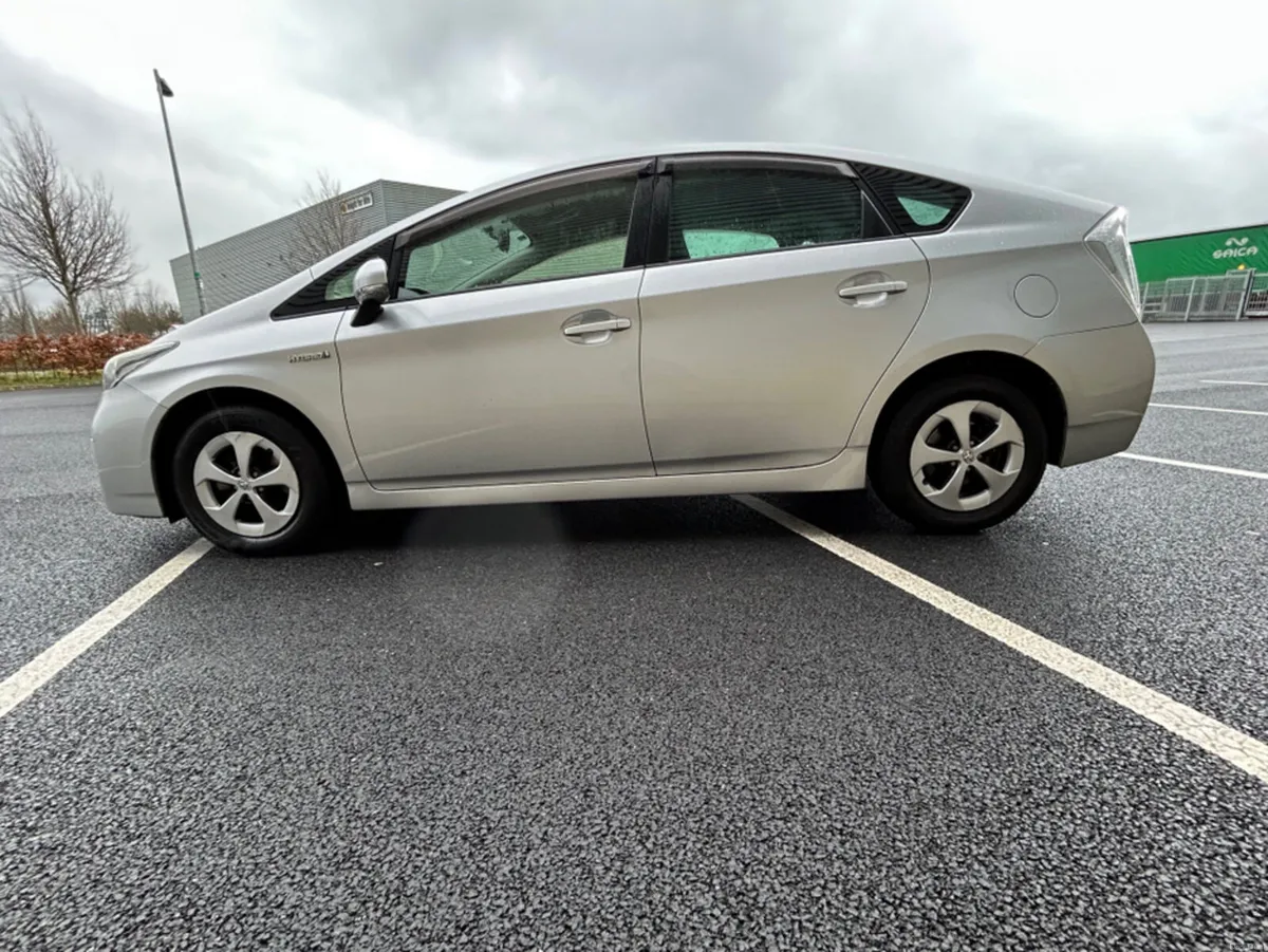 Toyota Prius 5DR AUTO - Image 4