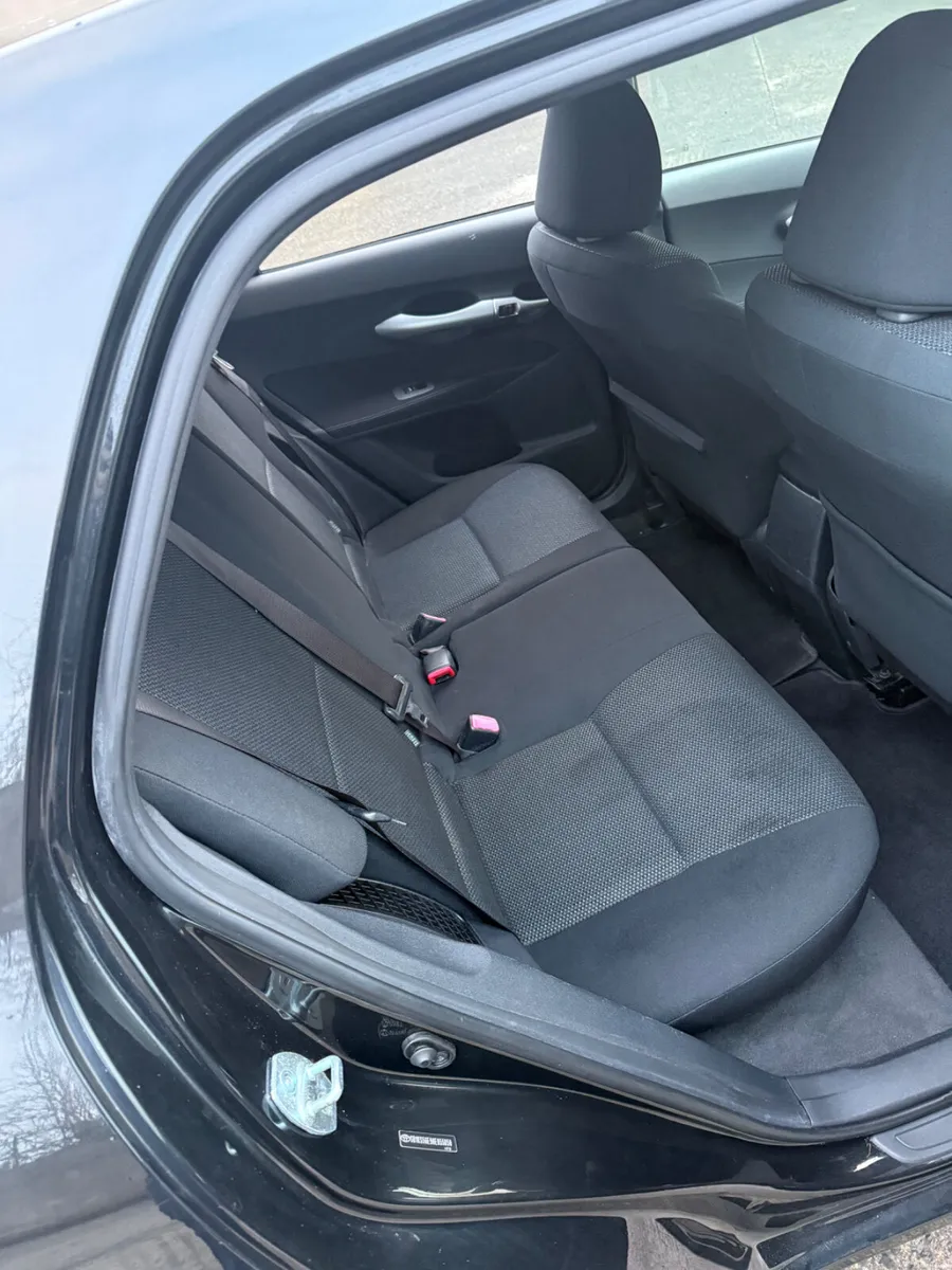 12 Toyota Auris hybrid automatic - Image 3