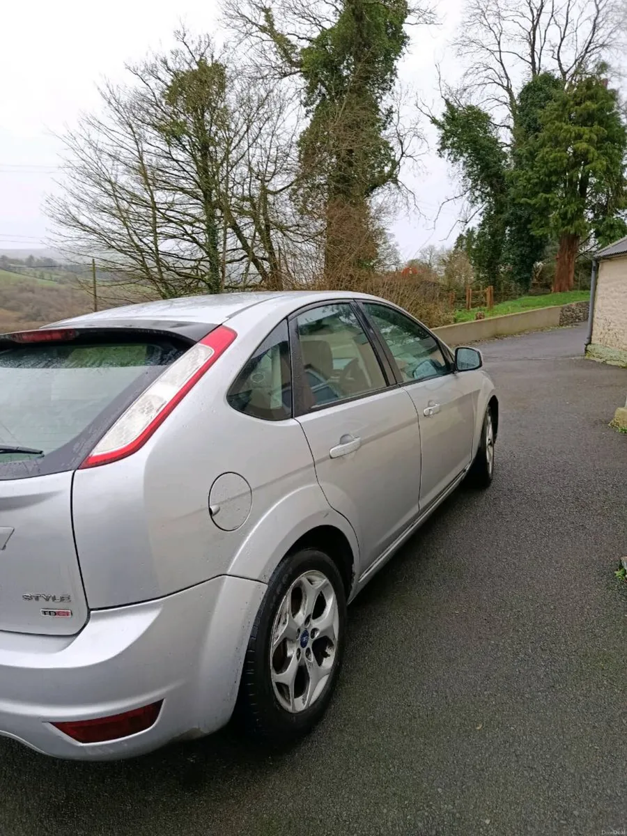 2011 Grey ford focus - Image 2