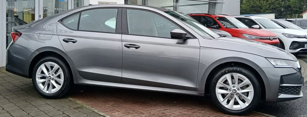 Skoda Octavia Selection 2.0TDI 115HP **REAR VIEW C - Image 2