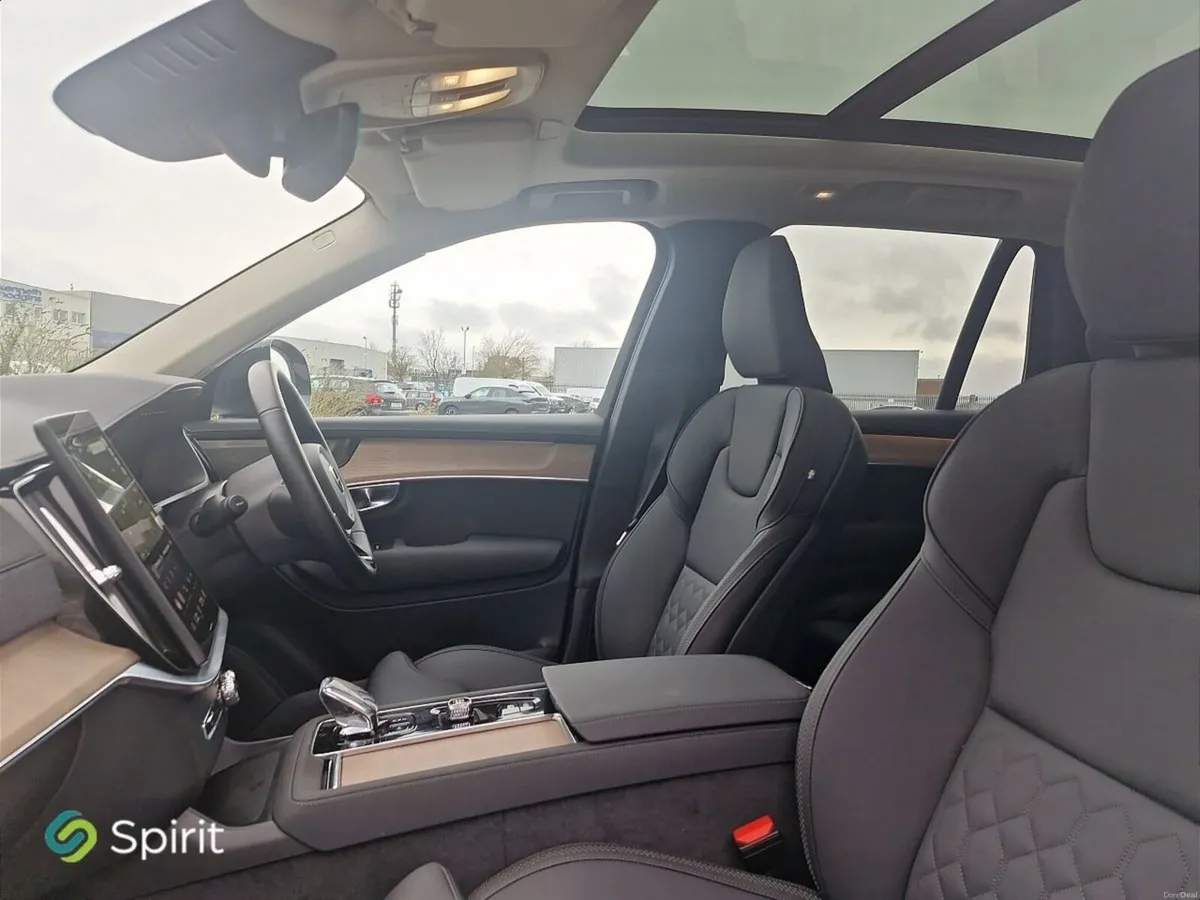 Volvo XC90 T8 Plug In Hybrid, AWD, Plus (Dark Them - Image 4