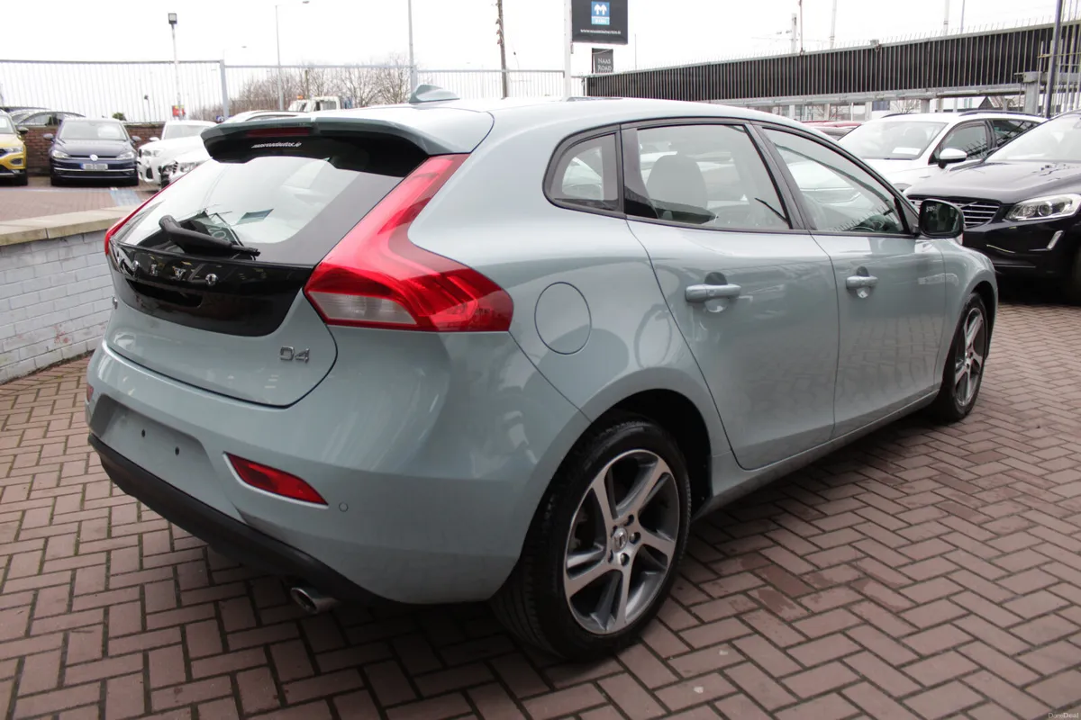 2.0D4 LUXURY EDITION 5DR HATCHBACK AUTOMATIC - Image 4