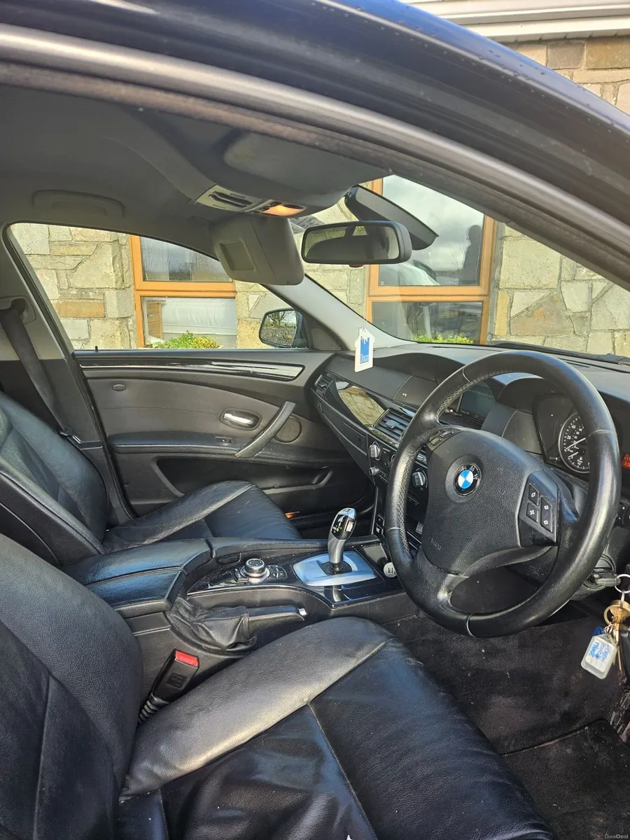 BMW 5-Series 2010 - Image 2