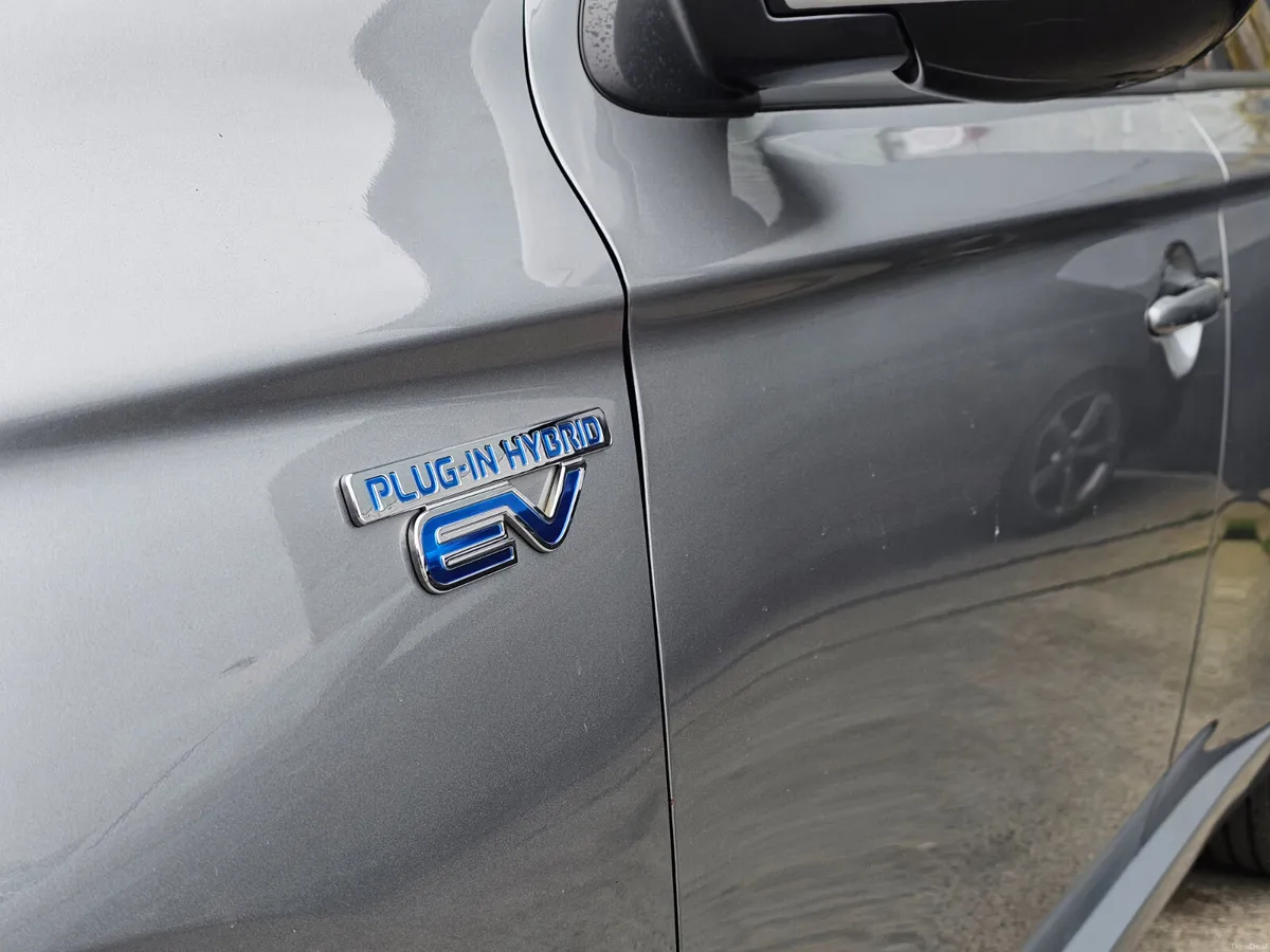 MITSUBISHI OUTLANDER PHEV 4X4 // LOW MILEAGE - Image 5
