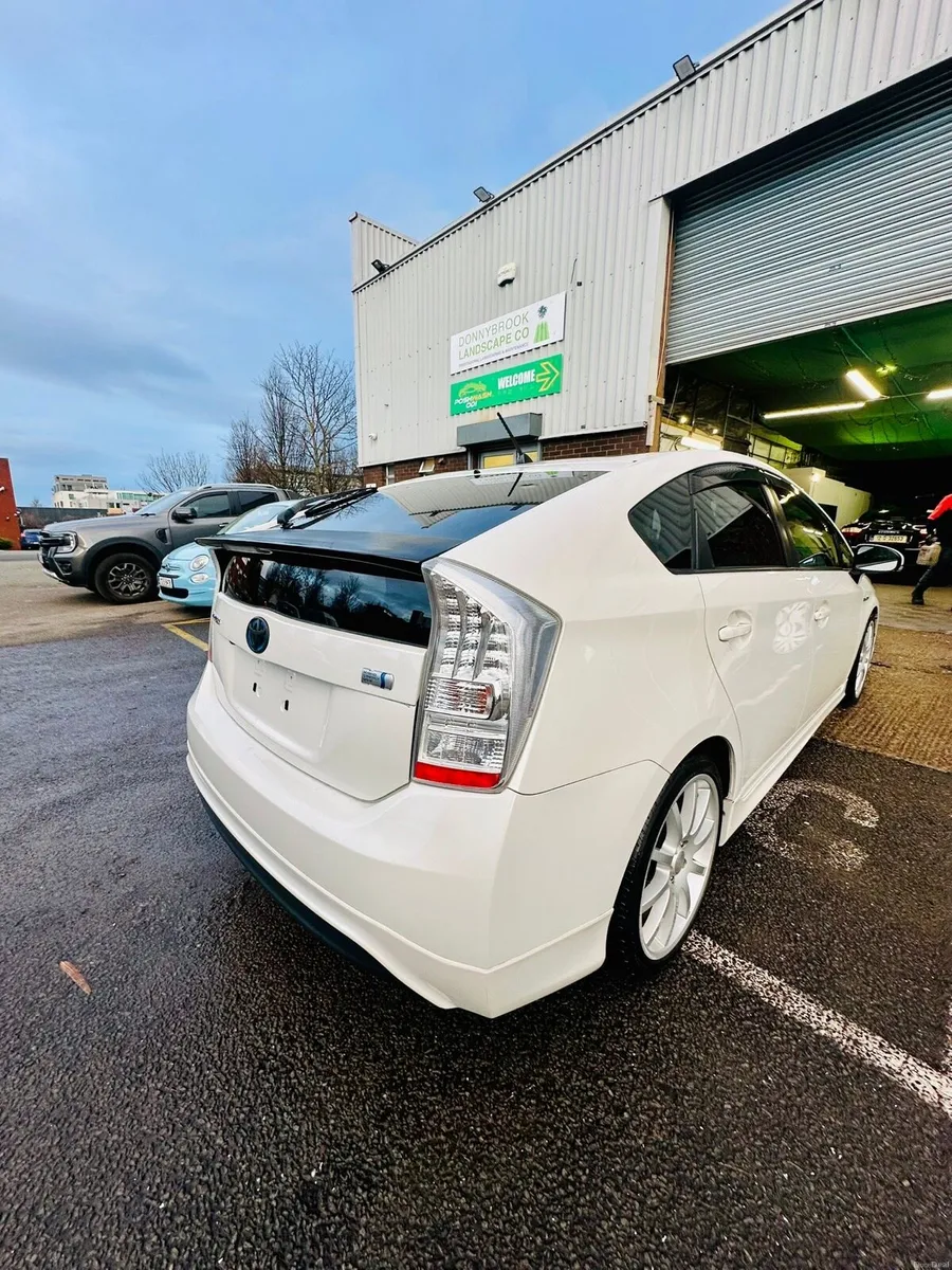2011 Toyota  Prius TINY MILEAGE !!! - Image 4