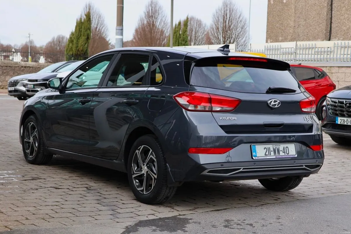 Hyundai i30 Petrol Deluxe Turbo - Image 3