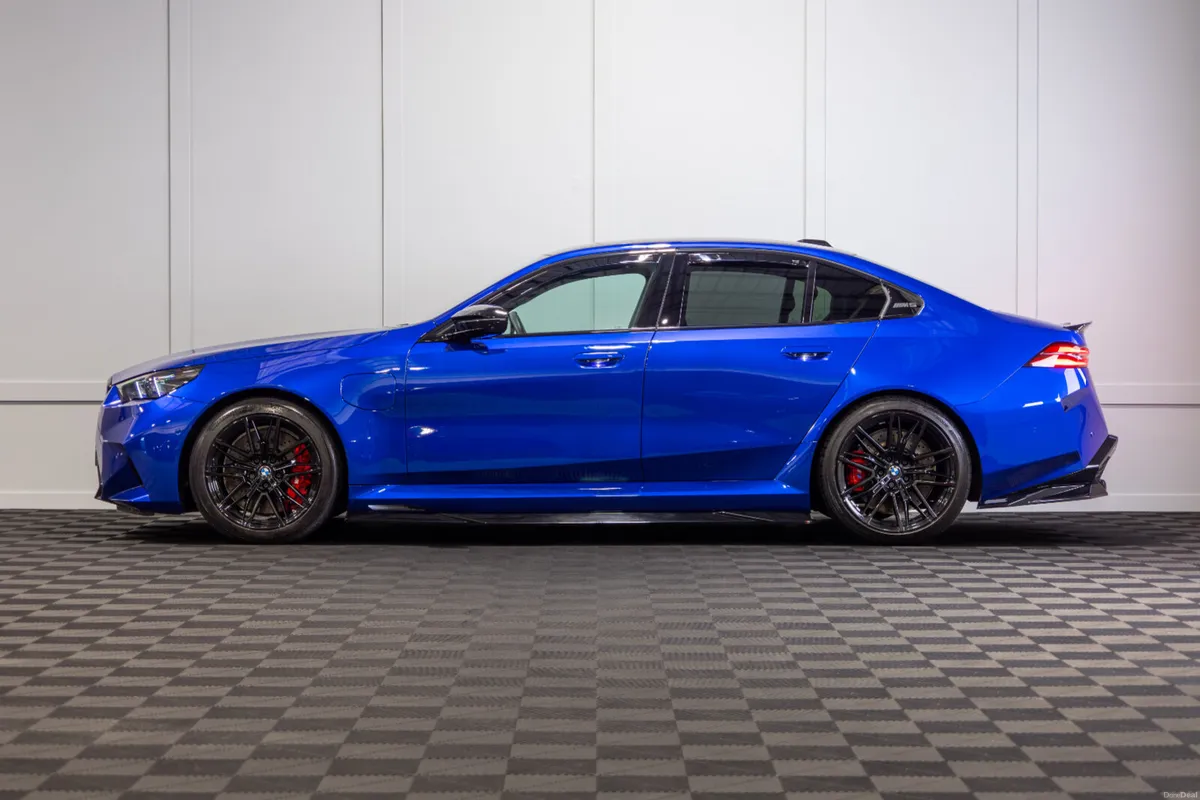 2025 BMW M5 (G90) - Image 3