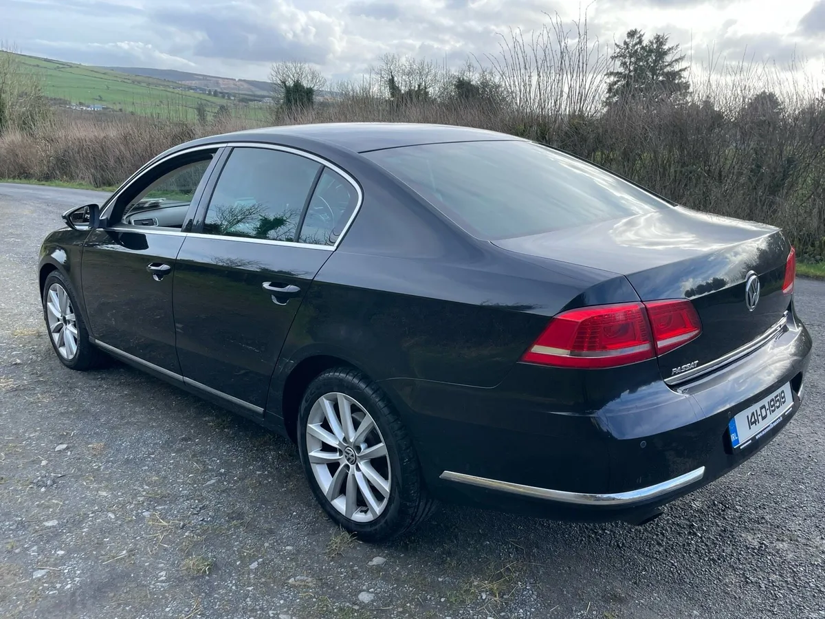 2014 Volkswagen Passat - Image 2