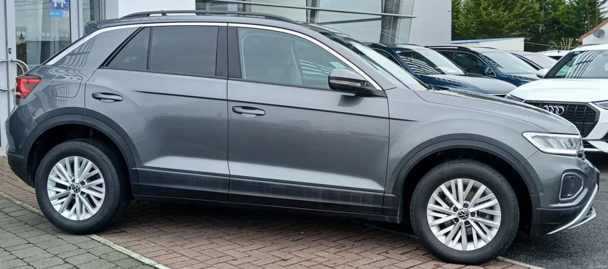 Volkswagen T-Roc Life 2.0 TDI 116HP **REAR VIEW CA - Image 2