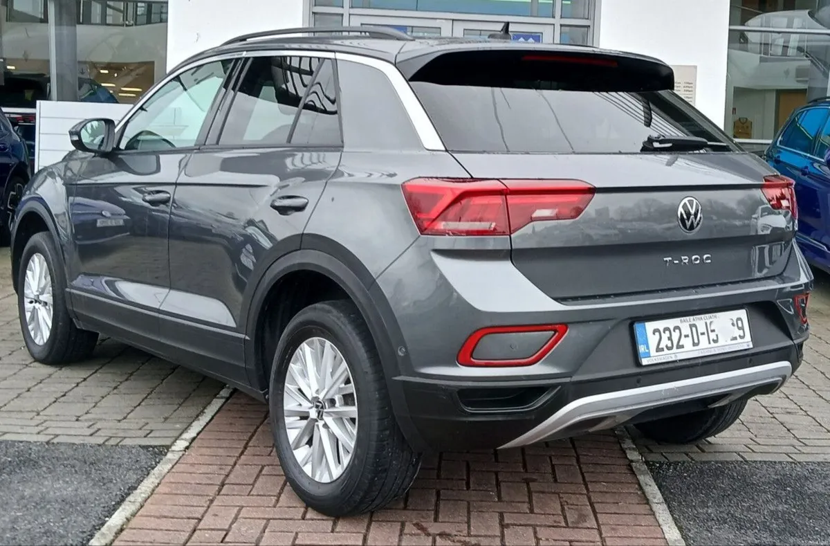 Volkswagen T-Roc Life 2.0 TDI 116HP **REAR VIEW CA - Image 4