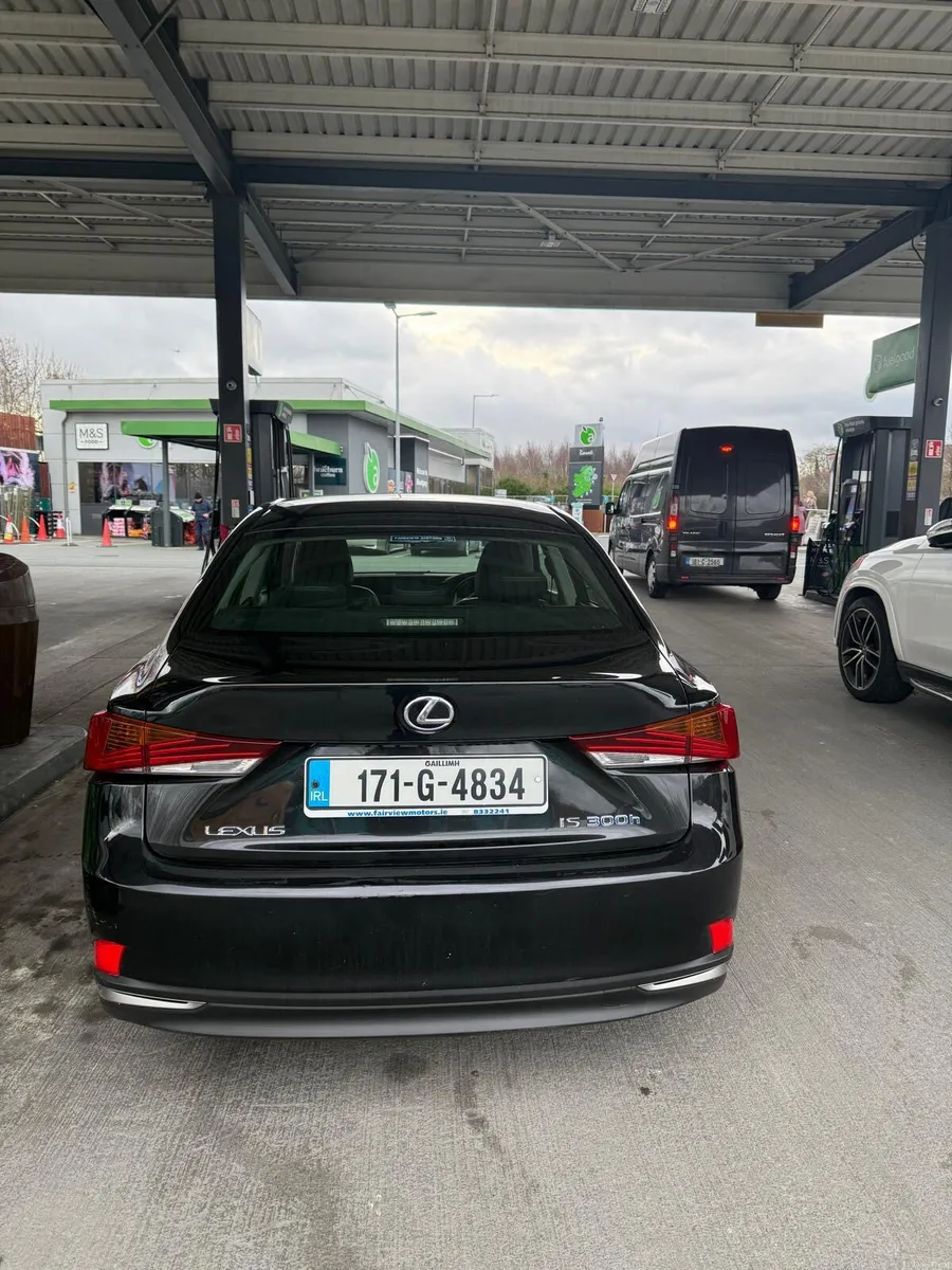 Lexus IS 2017 2.5Hybrid - Image 2