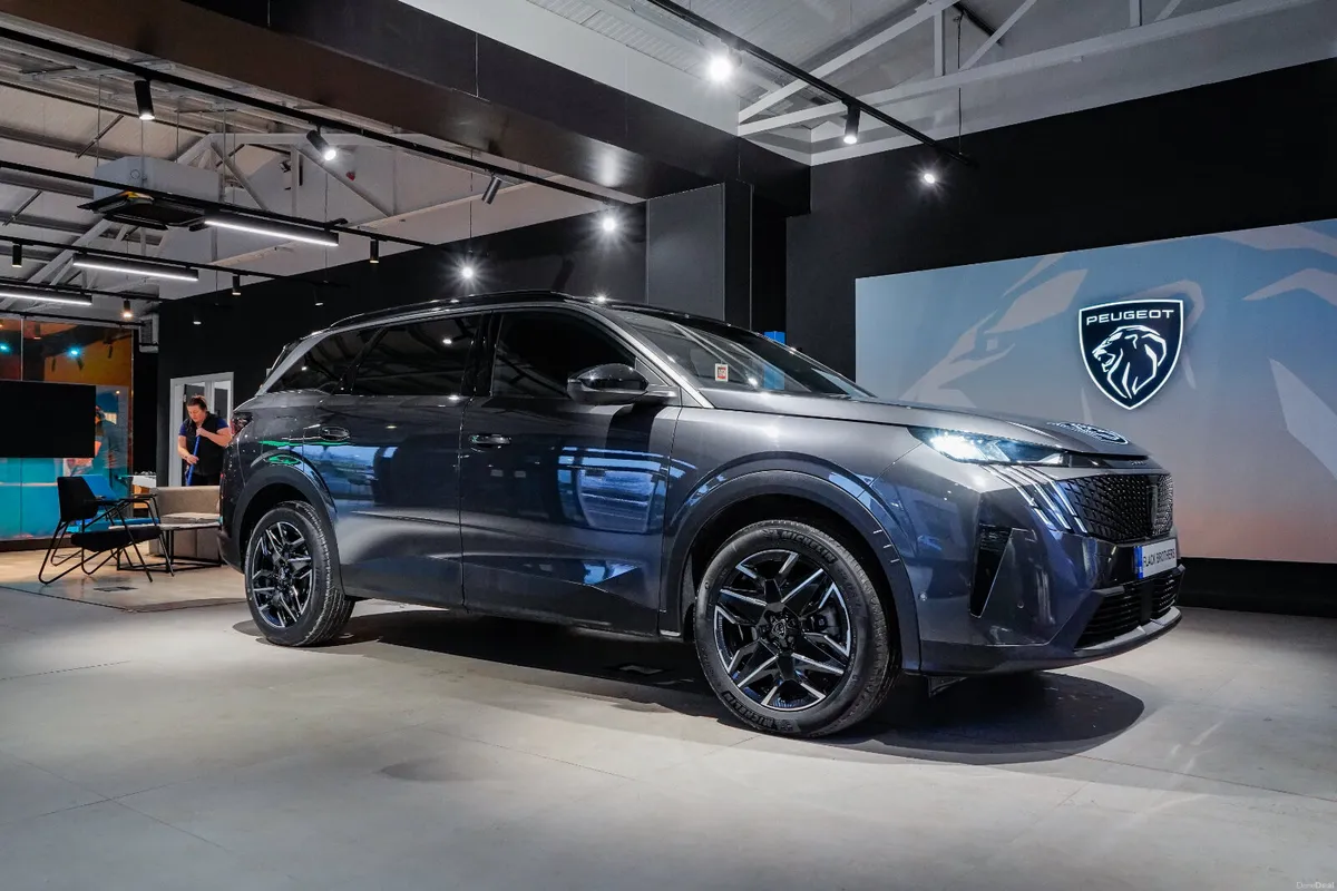 2025 Peugeot 5008 Allure 1.2 MHEV 145bhp E-DCS6 - Image 1