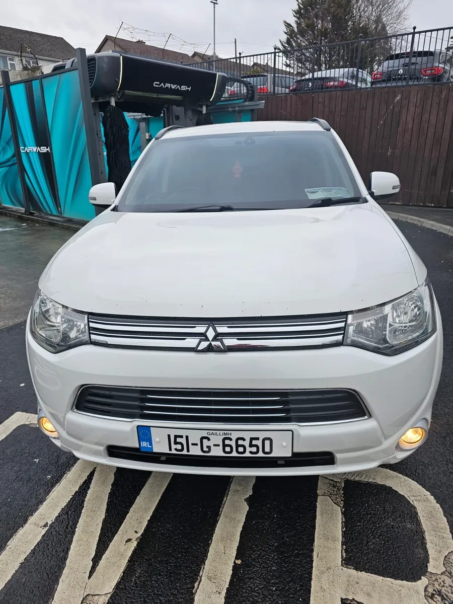 2015 Mitsubishi Outlander - Image 2