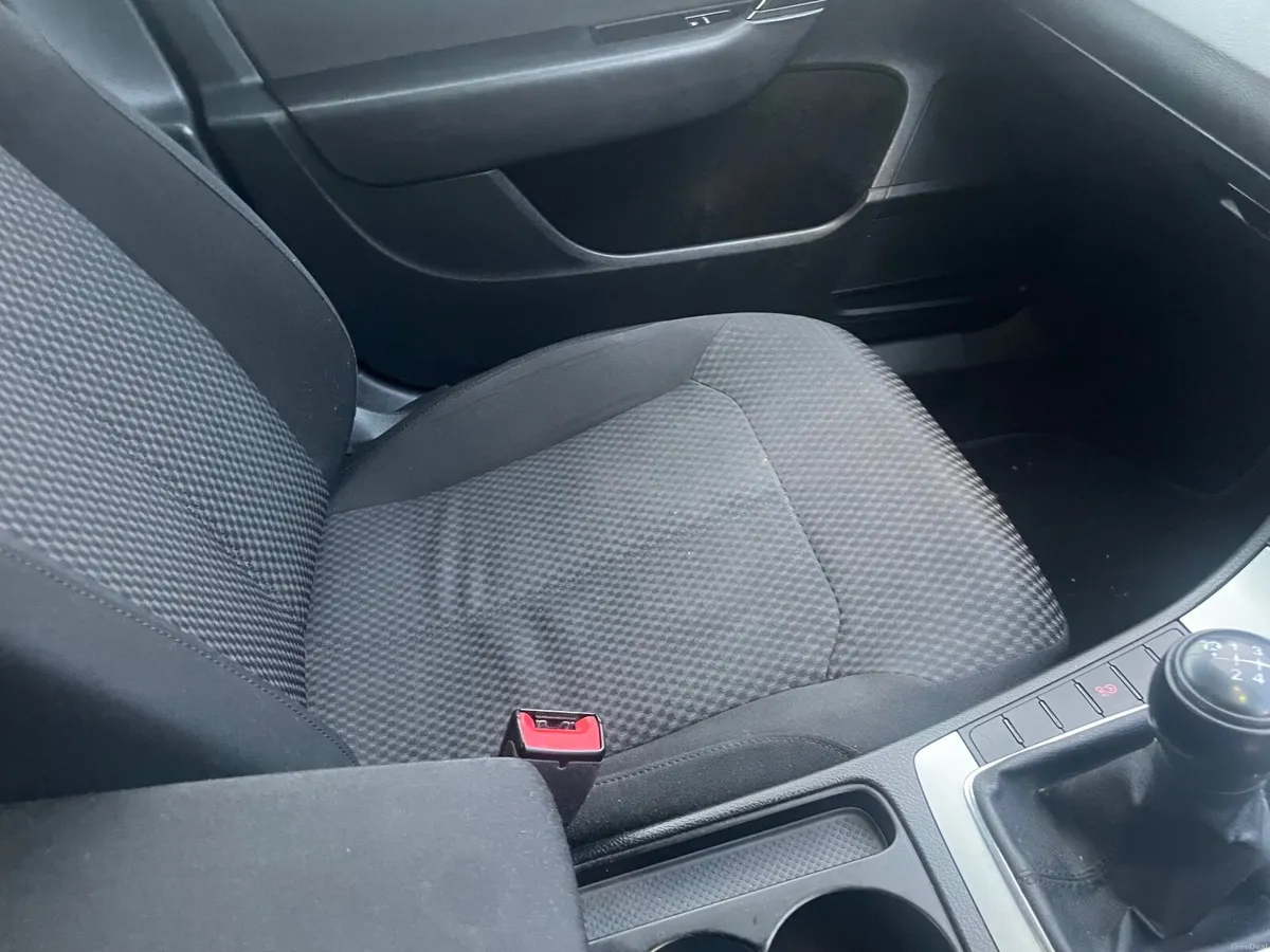 Volkswagen Passat 2011 - Image 4