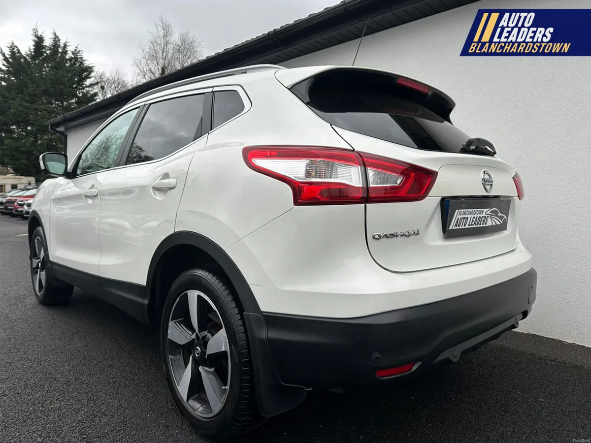 NISSAN QASHQAI 1.2 SV PREMIUM 115 BHP NAV LEATHER - Image 4