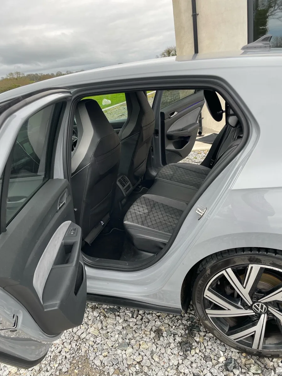 Vw Golf R-Line 2.0 150HP - Image 6