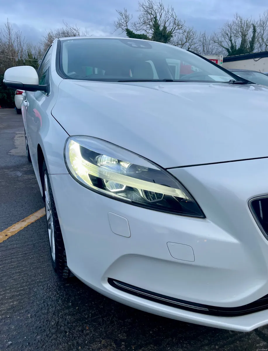 VOLVO V40 2017 2.0 DIESEL - Image 2
