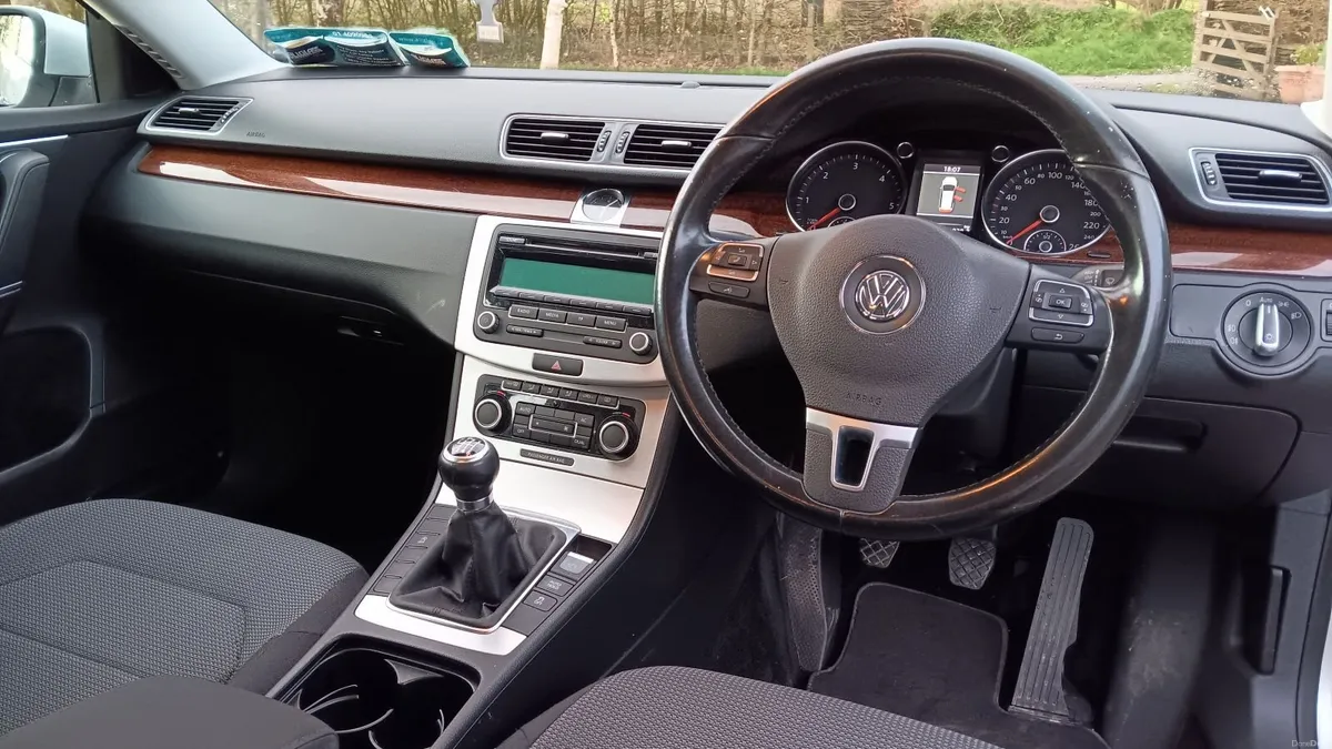 Volkswagen Passat 2011 - Image 4