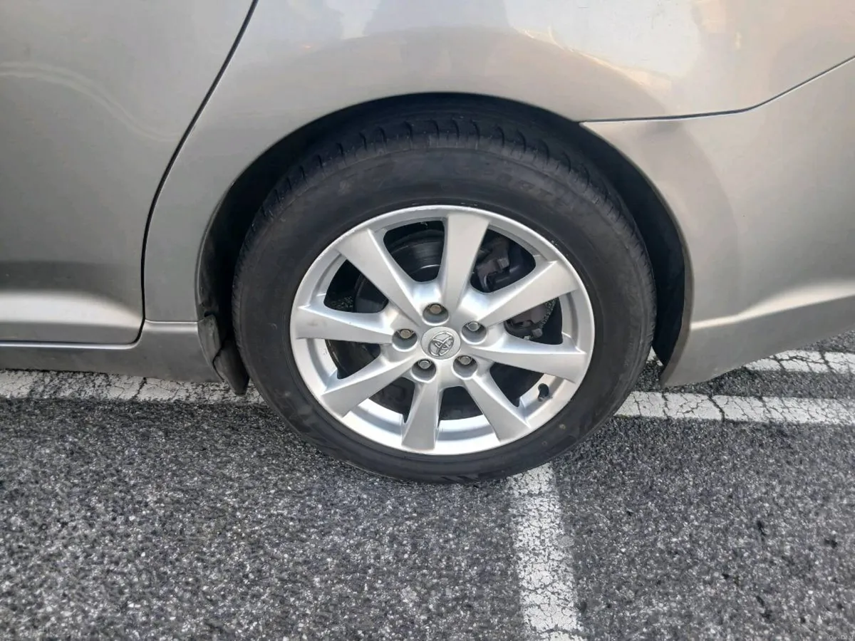 Toyota avensis saloon - Image 2