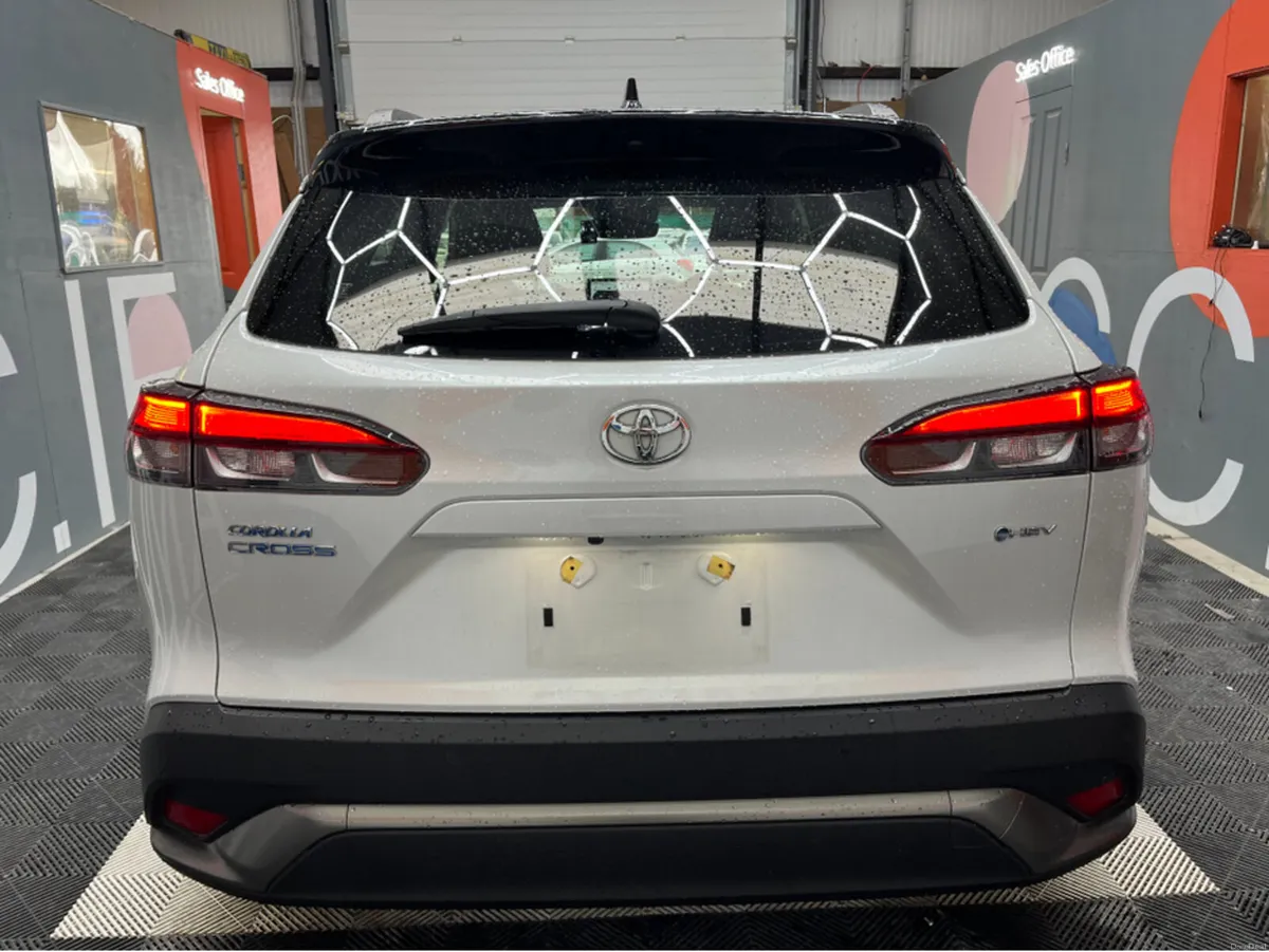 Toyota Corolla €33950! 2024 TOYOTA COROLLA CROSS H - Image 3