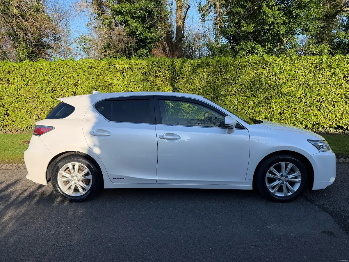 Lexus CT200h Version L – Pearl White – Immaculate - Image 3