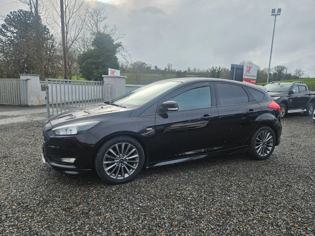 2017 Ford Focus ST Line - Image 4