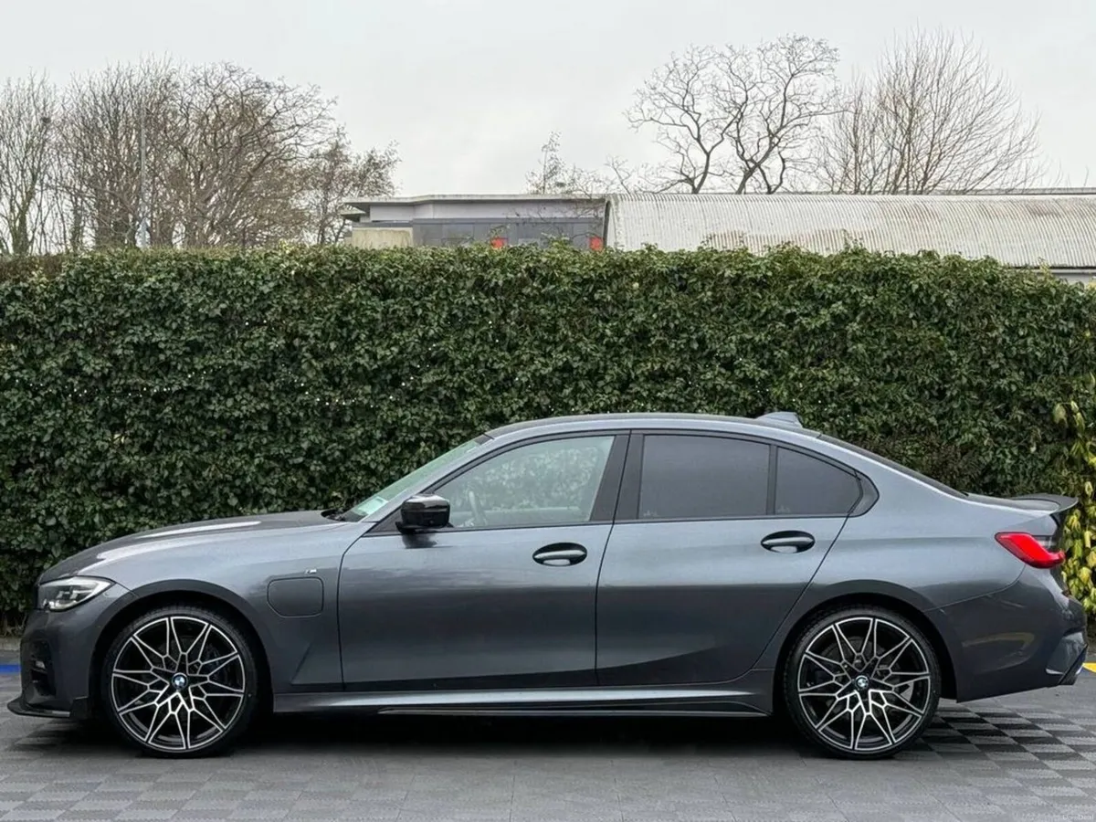BMW 3-Series 330e M-SPORT COMPETITION 2.0 HYBRID / - Image 3