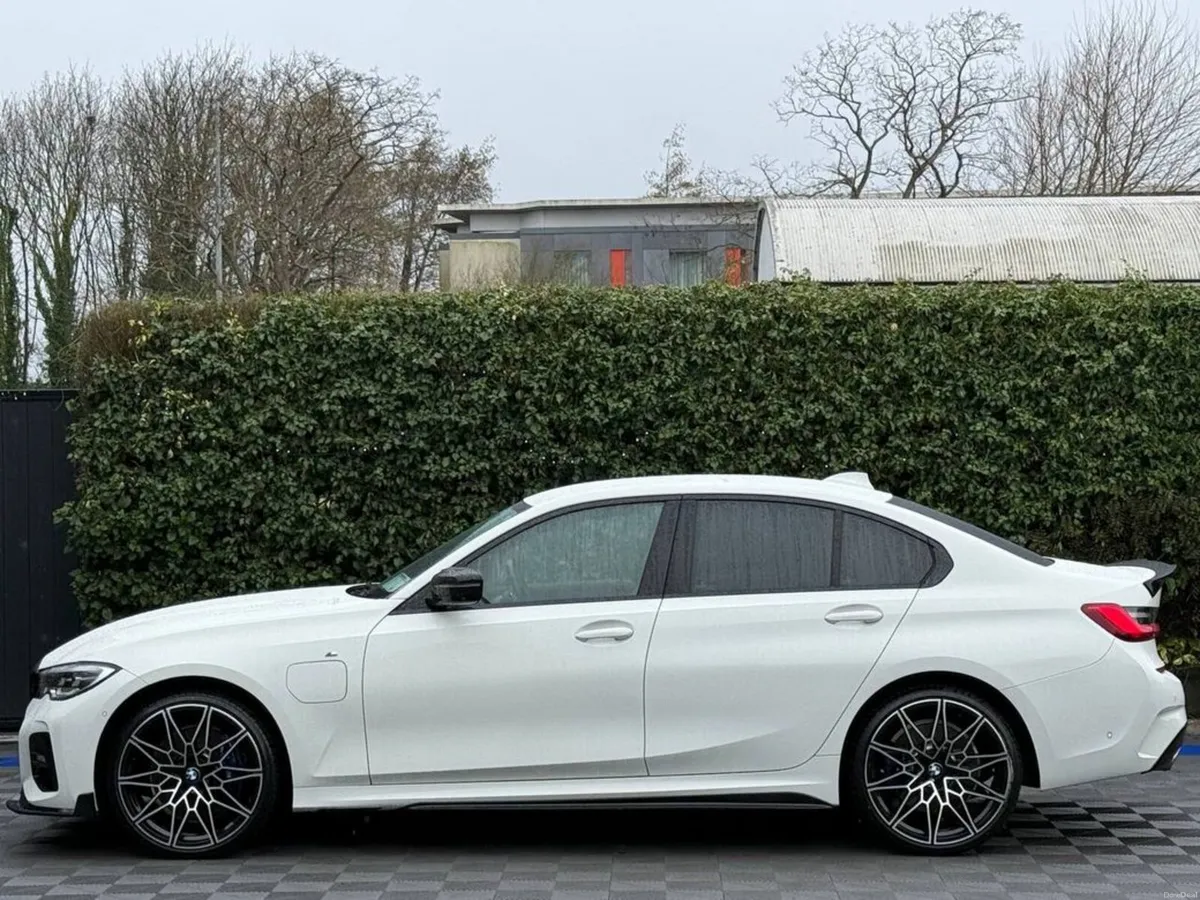 BMW 3-Series 330e M-SPORT COMPETITION 2.0 HYBRID * - Image 3