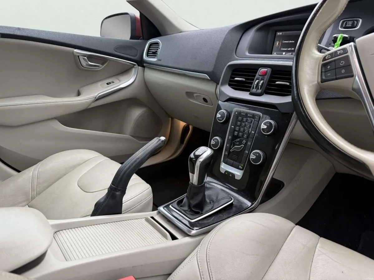 Volvo V40 D2 2.0 Diesel 5DR - Image 2