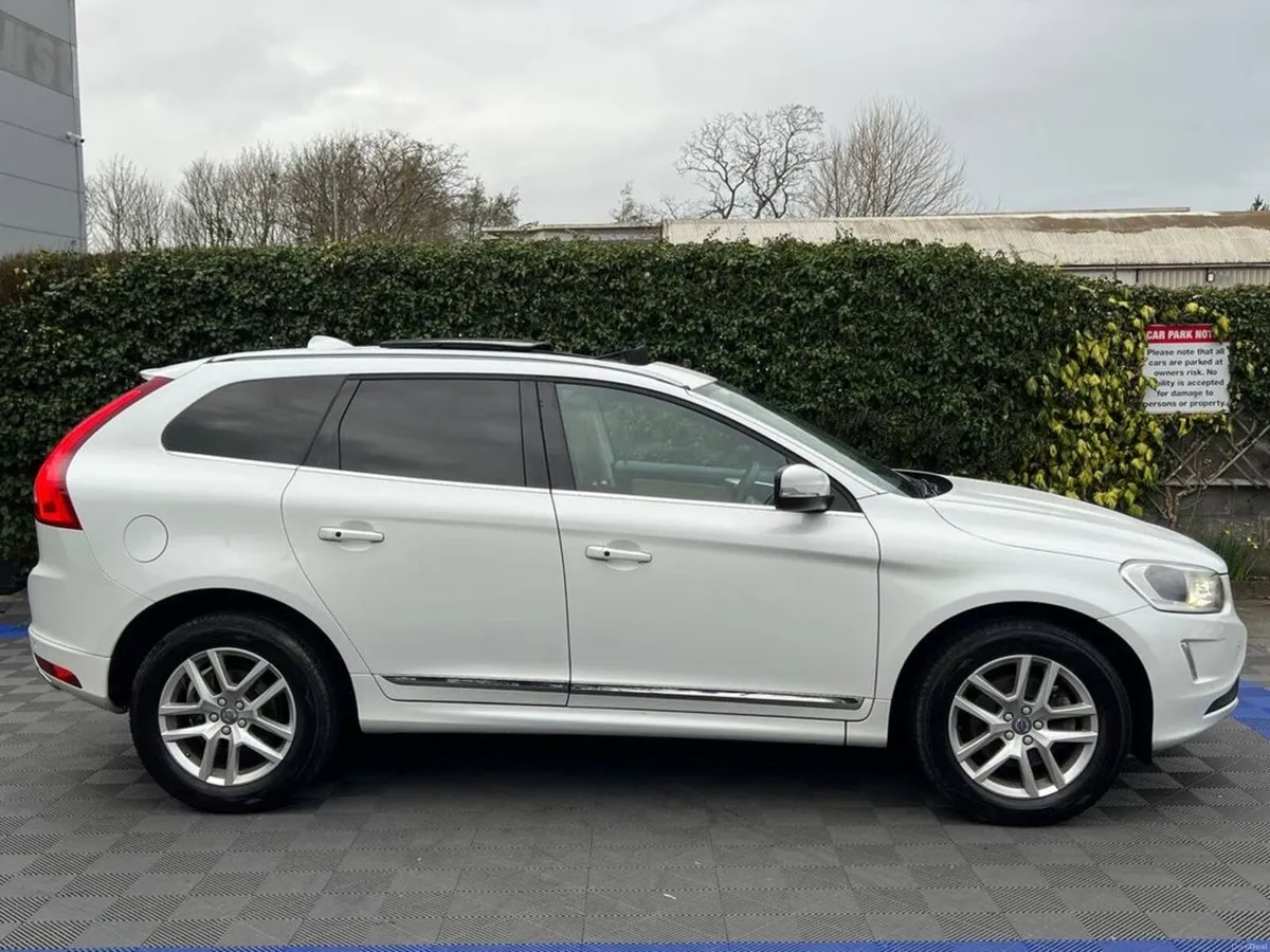 Volvo XC60 D4 CLASSIC 2.0 D // OPENING PAN ROOF // - Image 3