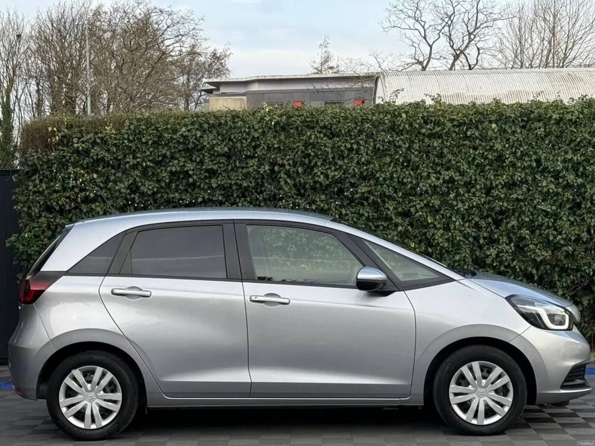 Honda Fit 1.5 HYBRID // REVERSE CAMERA // BLUETOOT - Image 2