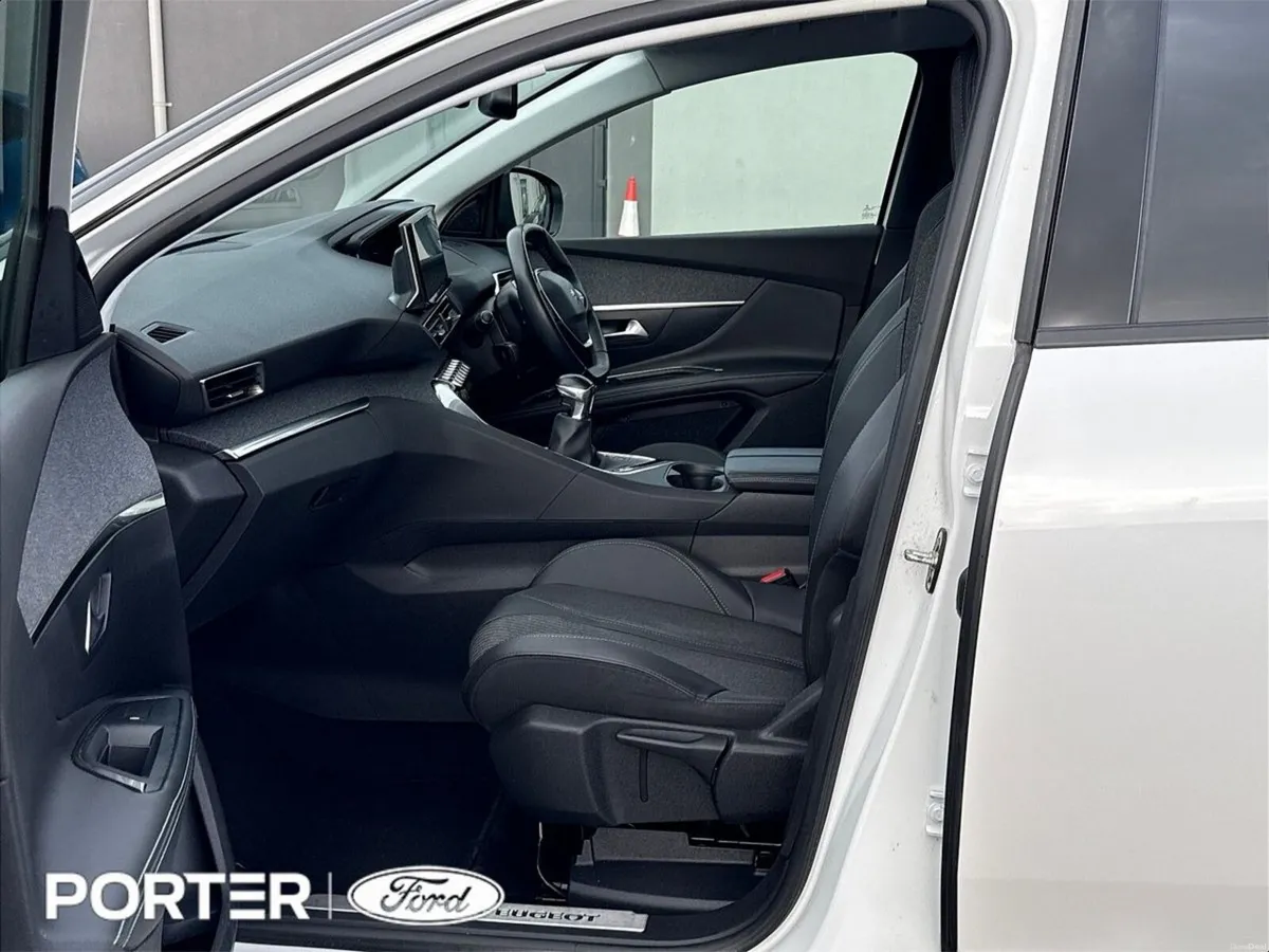 Peugeot 5008 *7 SEATS* ALLURE 1.5 HDi 130bhp - Image 4