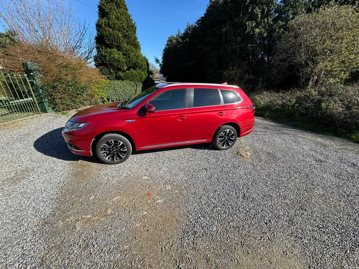 Mitsubishi outlander 2.0 PHEV Automatic - Image 3