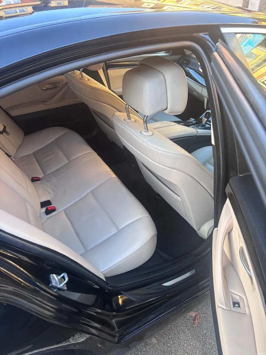 BMW 5-Series 2011 - Image 2