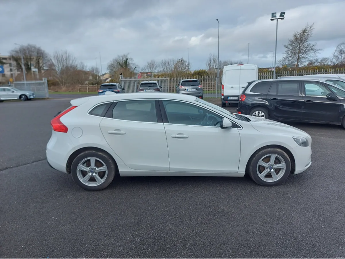 Volvo V40 D2 SE 5DR - Image 4