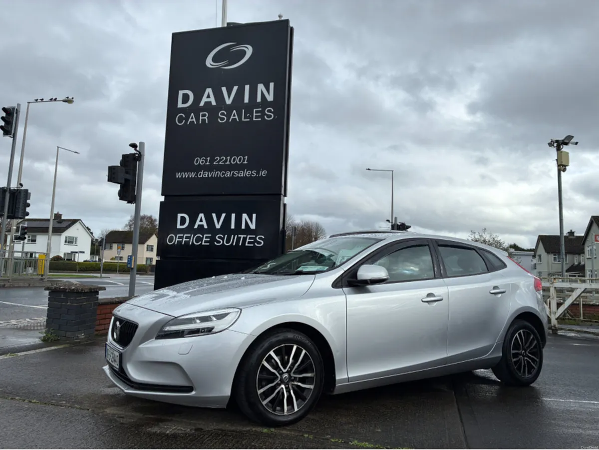 Volvo V40 D2 MOMENTUM ED 5DR - Image 1