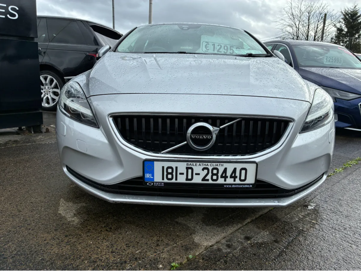 Volvo V40 D2 MOMENTUM ED 5DR - Image 2