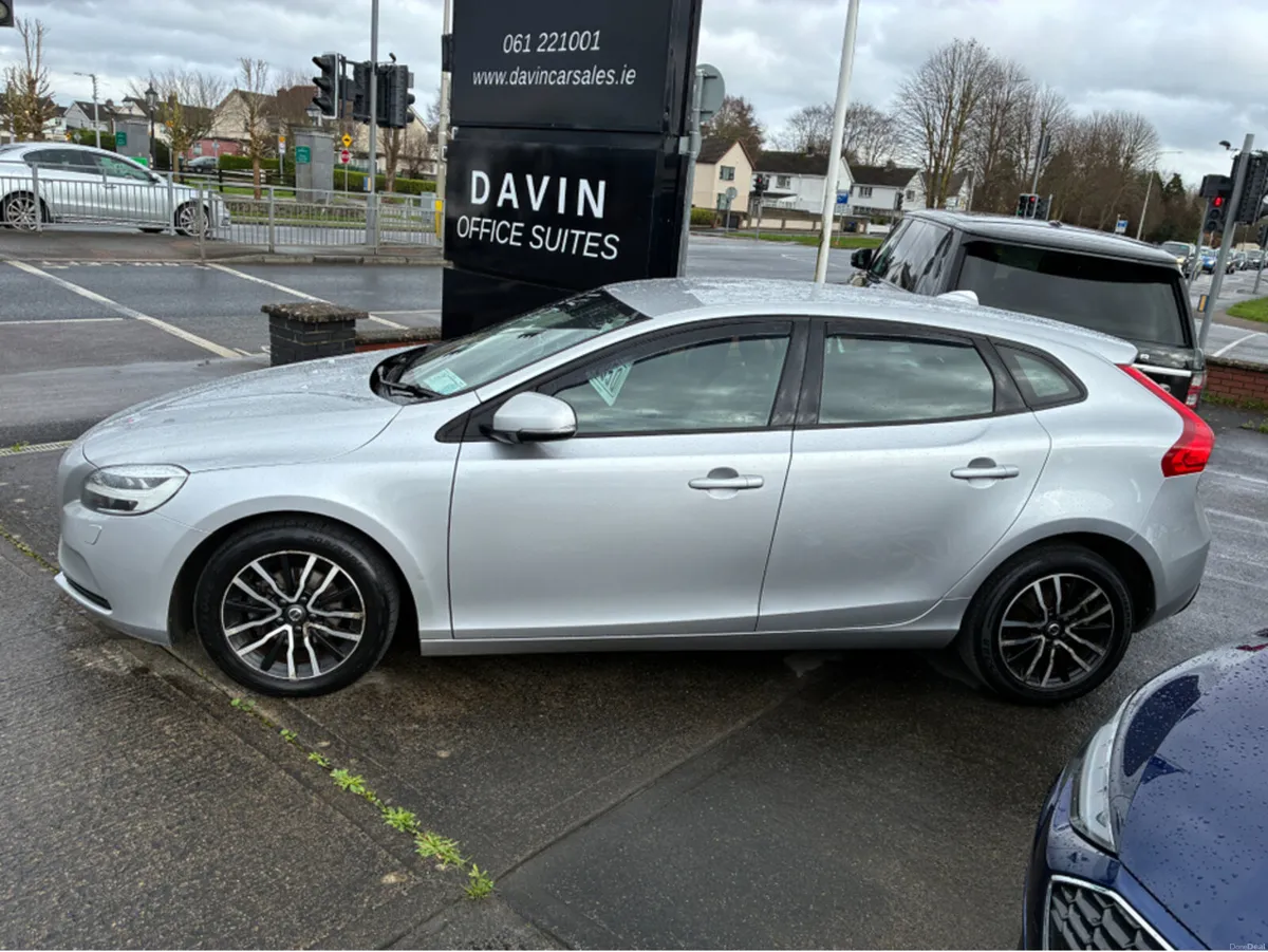 Volvo V40 D2 MOMENTUM ED 5DR - Image 3