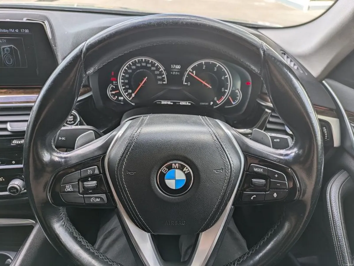 2017 BMW 5 Series - Image 4