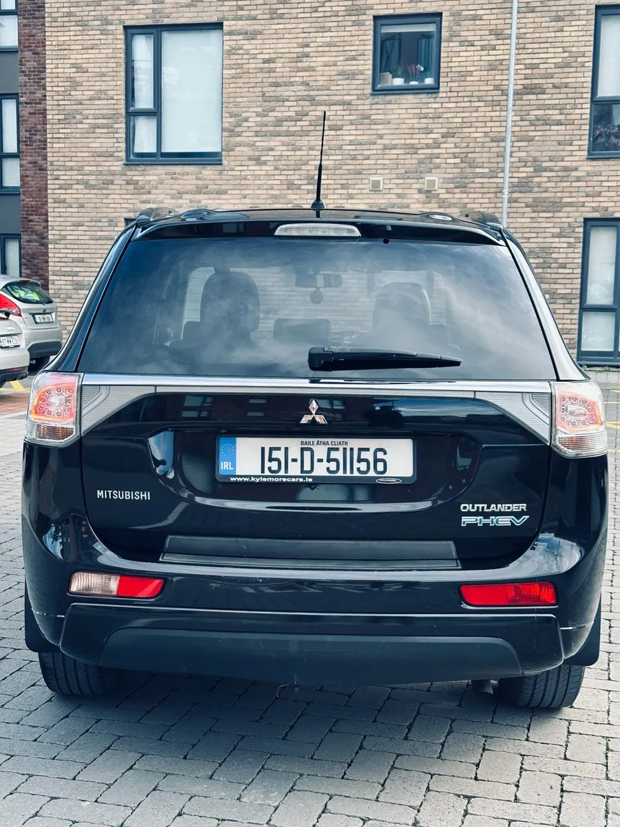 Outlander 2015-PHEV-Low mileage, Top Spec- €9,800 - Image 3