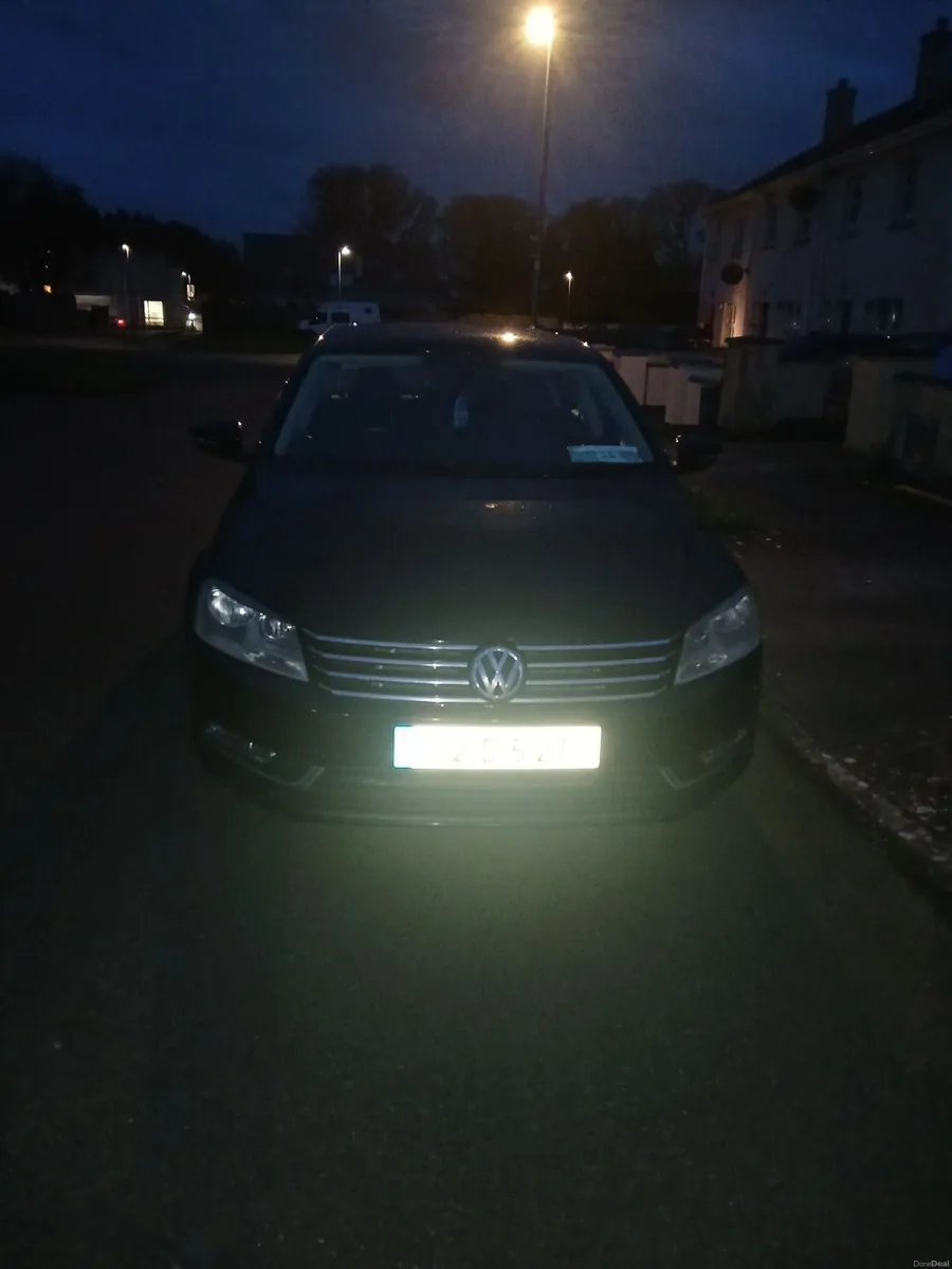 Volkswagen Passat 2012 - Image 2