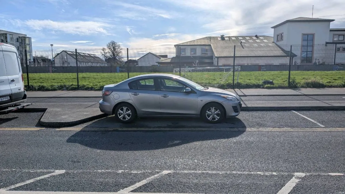 Mazda 3 saloon grey 1.6 - Image 2