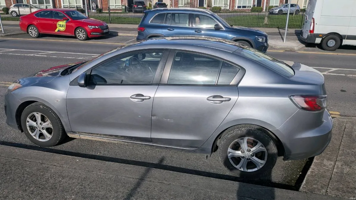 Mazda 3 saloon grey 1.6 - Image 3