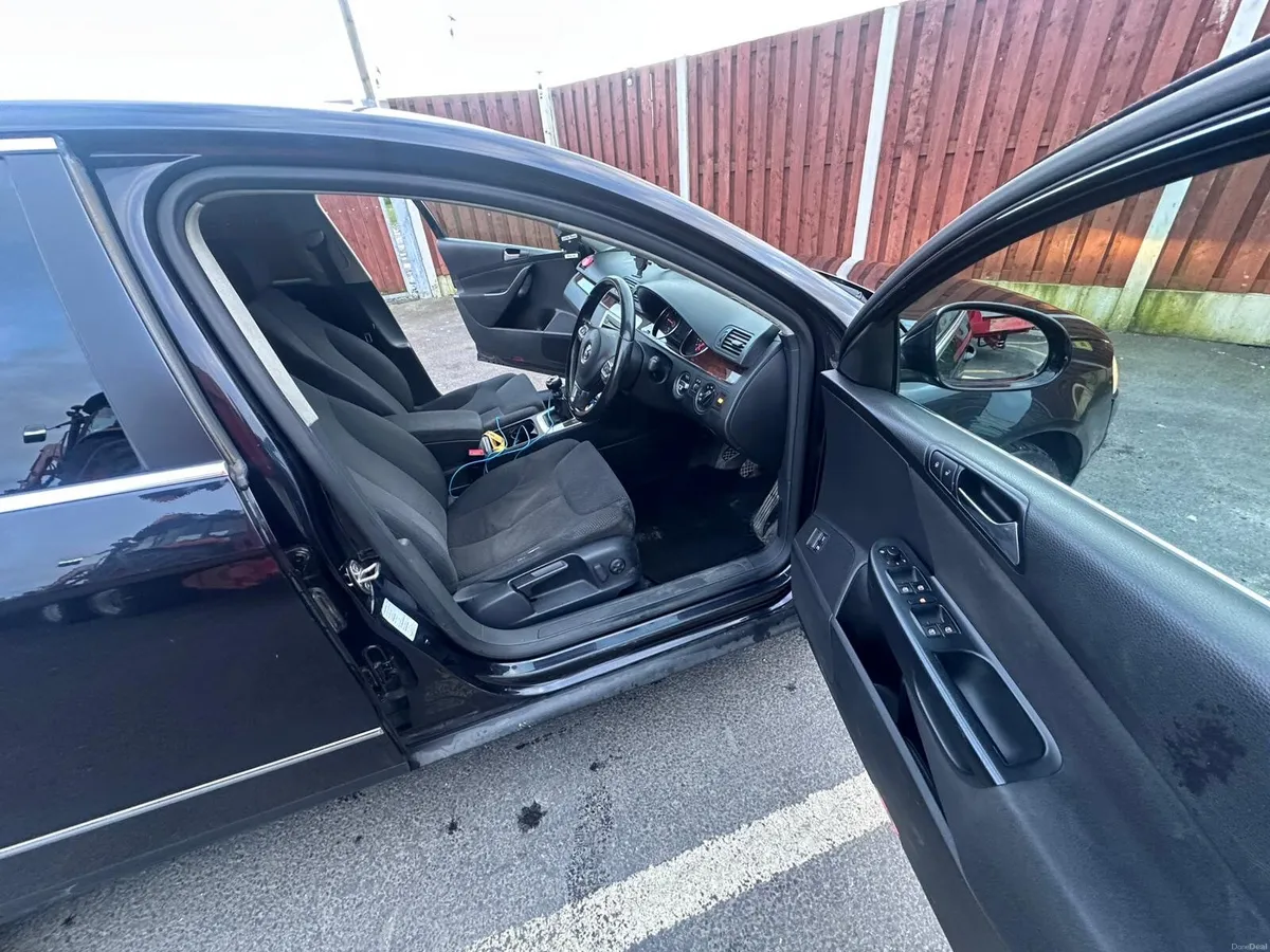 Volkswagen Passat 2010 - Image 2